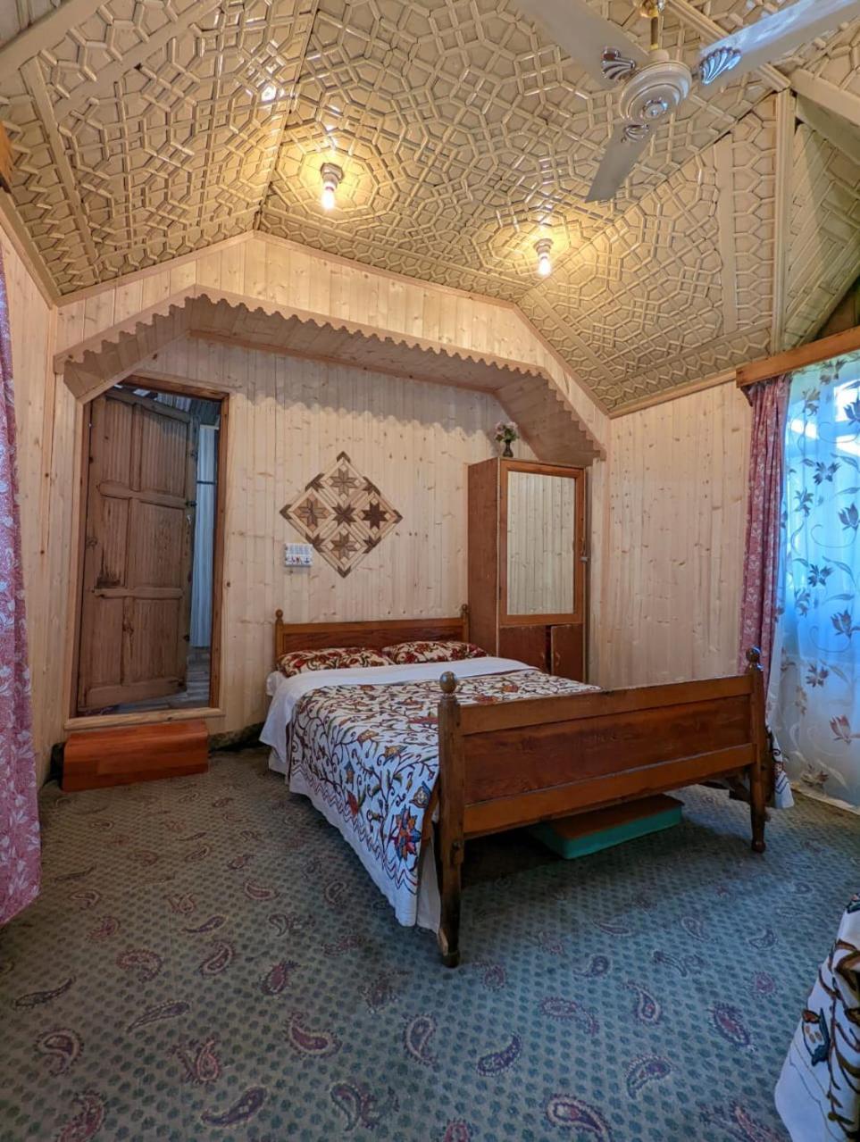Golden Hopes Group of Houseboats Hotel Srīnagar Buitenkant foto