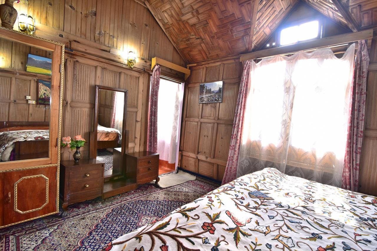 Golden Hopes Group of Houseboats Hotel Srīnagar Buitenkant foto