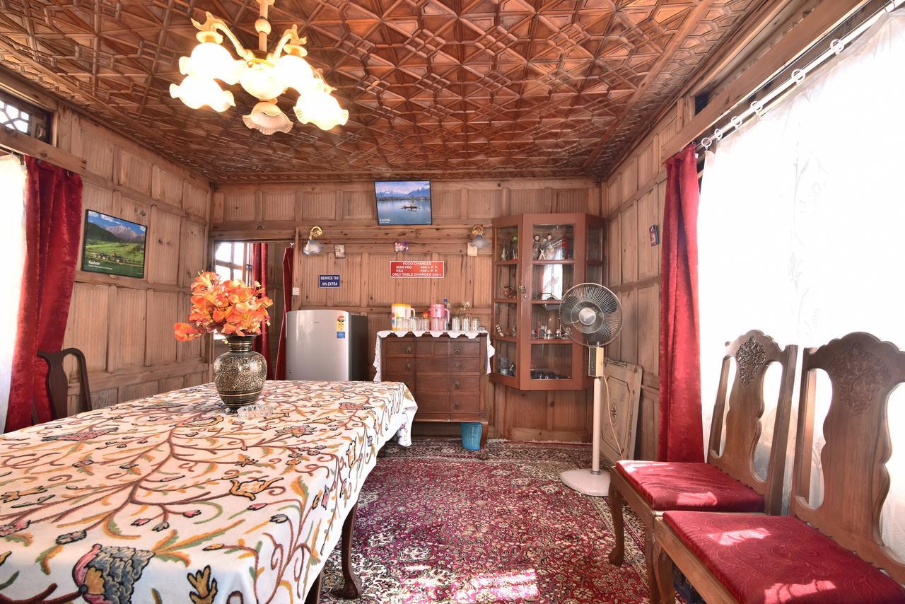 Golden Hopes Group of Houseboats Hotel Srīnagar Buitenkant foto