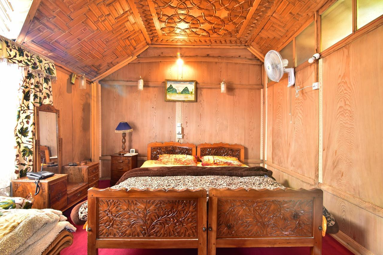 Golden Hopes Group of Houseboats Hotel Srīnagar Buitenkant foto