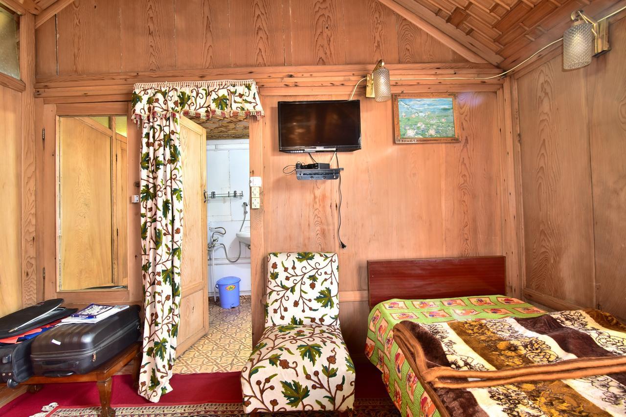 Golden Hopes Group of Houseboats Hotel Srīnagar Buitenkant foto